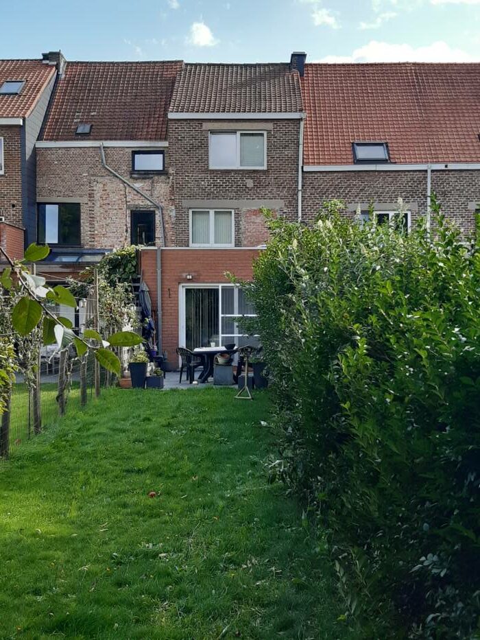 Onaangeroerd vertel het me Laboratorium Ruime woning te Gentbrugge met 3 slaapkamers, tuin en garage – Vandeven  vastgoed