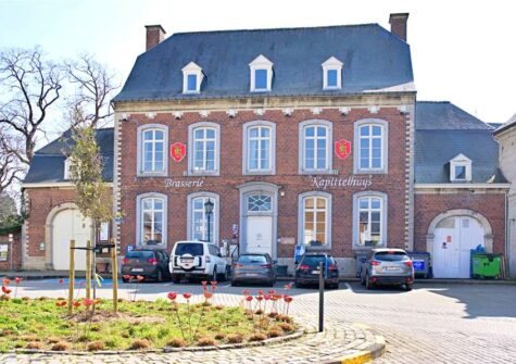 Geklasseerde herenwoning te Hoegaarden, momenteel verhuurd als brasserie