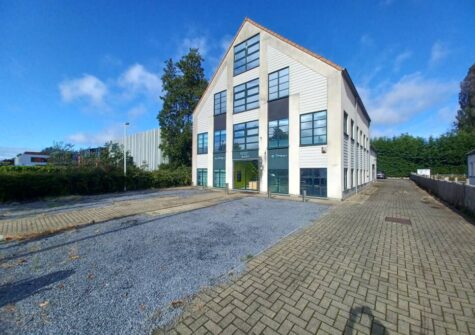 Handelspand (eventueel met woonst) van 432m² op zichtlocatie te Sint-Martens-Latem