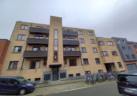 Appartement met 2 kamers, groot terras, autostaanplaats en fietsenstalling op wandelafstand van Gent Sint-Pieters.